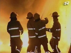 В Гонконге загорелся уличный рынок В Гонконге загорелся уличный рынок