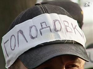 Чорнобильці тепер голодують під стінами Кабінету міністрів Чорнобильці тепер голодують під стінами Кабінету міністрів