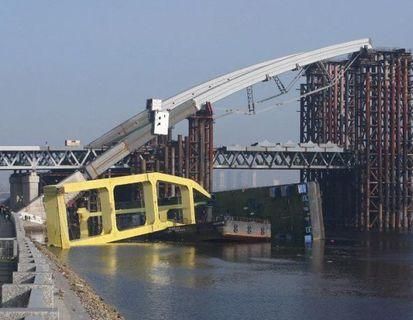 Кран "Захарій" впав через робітників Кран "Захарій" впав через робітників