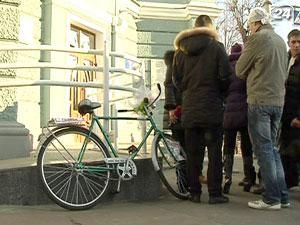 Молодь Житомира подарувала меру велосипед