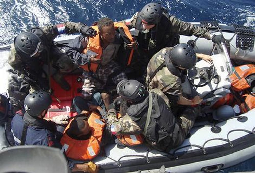 У Франції засудили 5 сомалійських піратів У Франції засудили 5 сомалійських піратів