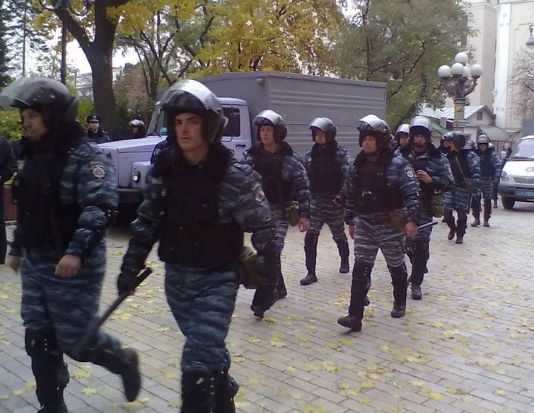 Милиция не пустила колонну протестующих к Верховной Раде Милиция не пустила колонну протестующих к Верховной Раде