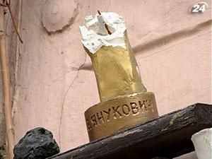 Вандали пошкодили пам’ятник Віктору Януковичу в Чернівцях