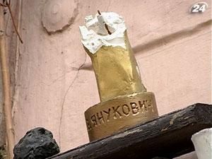 Вандалы повредили памятник Виктору Януковичу в Черновцах