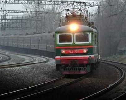 Азаров доручив пустити додаткові поїзди на свята Азаров доручив пустити додаткові поїзди на свята