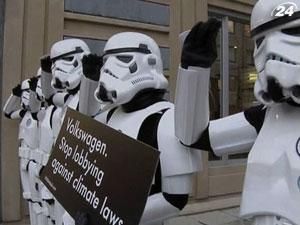 Активісти Greenpeace переодяглись імперськими штурмовиками Активісти Greenpeace переодяглись імперськими штурмовиками