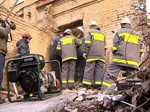 У чоловіка, на якого обвалилася стіна, шок і зламані ребра У чоловіка, на якого обвалилася стіна, шок і зламані ребра