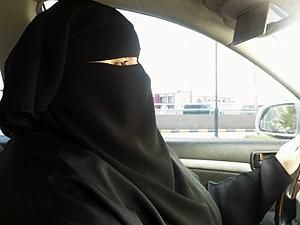 Саудівська Аравія: Жінка за кермом призведе до зростання гомосексуалізму