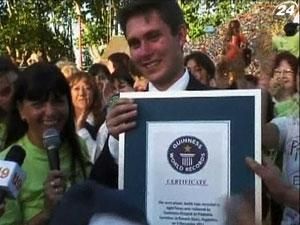 В Буэнос-Айресе собрали 26 милионов крышек от бутылок В Буэнос-Айресе собрали 26 милионов крышек от бутылок