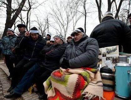 Двом чорнобильцям біля Кабміну стало погано