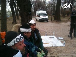 Семь чернобыльцев под Кабмином получили медицинскую помощь