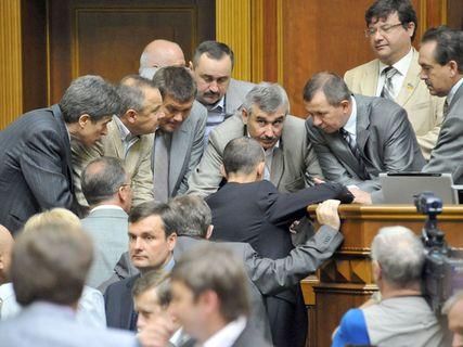 БЮТівці заблокували трибуну парламенту з вимогою "Янукович, не вбивай Юлю"