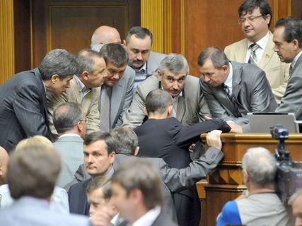 БЮТовцы заблокировали трибуну парламента с требованием "Янукович, не убивай Юлю"