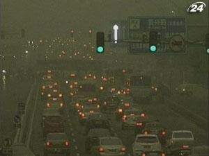 Пекінський аеропорт скасував сотні рейсів через смог
