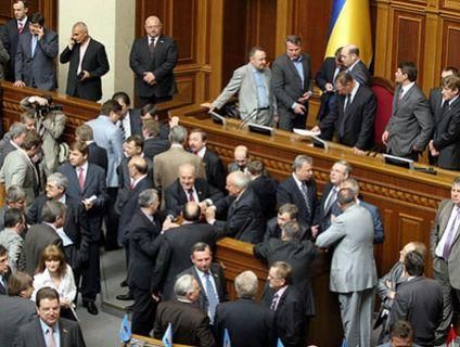 Лідери фракцій у парламенті не дійшли згоди, трибуну продовжують блокувати