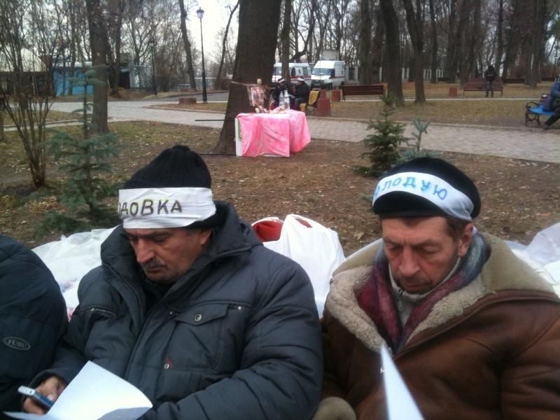 За чорнобильцями під Кабміном вже слідкують дві "швидкі" і міліція За чорнобильцями під Кабміном вже слідкують дві "швидкі" і міліція