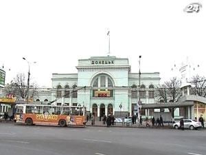 У Донецьку міліція евакуювала пасажирів залізничного вокзалу у зв`язку із загрозою вибуху У Донецьку міліція евакуювала пасажирів залізничного вокзалу у зв`язку із загрозою вибуху