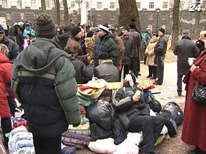 Одного из голодающих под Кабмином чернобыльцев госпитализировали Одного из голодающих под Кабмином чернобыльцев госпитализировали