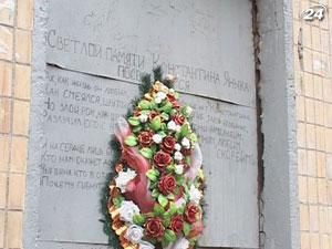 Винних у смерті хлопця, через обвал навісу, досі не покарали Винних у смерті хлопця, через обвал навісу, досі не покарали