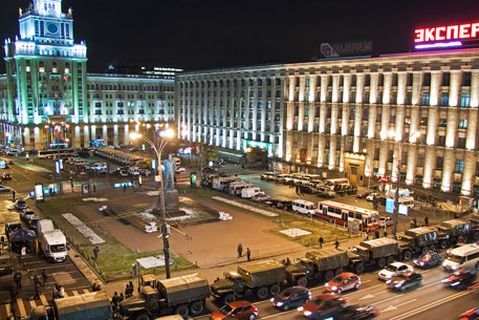 Московская полиция перекрывает площадь, с которой вчера выгнали оппозиционеров