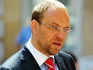 Власенко: Тимошенко ест, а они смотрят в тарелку и проводят следственные действия Власенко: Тимошенко ест, а они смотрят в тарелку и проводят следственные действия