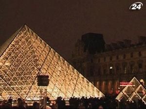 У музеї Лувр у Парижі запрацювала нова ілюмінація У музеї Лувр у Парижі запрацювала нова ілюмінація