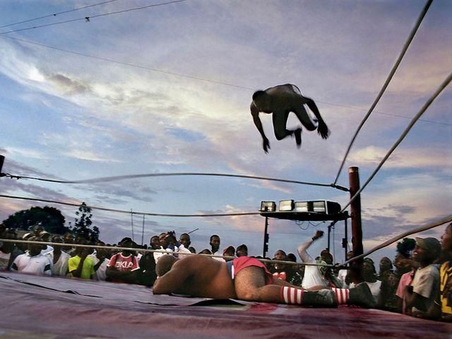 У Конго набирає популярності театралізована боротьба У Конго набирає популярності театралізована боротьба