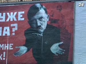 Билборд с Гитлером поднял общественное мнение против статуи Сталина Билборд с Гитлером поднял общественное мнение против статуи Сталина