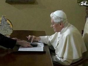 Папа Римський з допомогою комп'ютера запалив вогні ялинки Папа Римський з допомогою комп'ютера запалив вогні ялинки