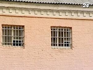 Тимошенко судять у камері вже 9-ту годину Тимошенко судять у камері вже 9-ту годину