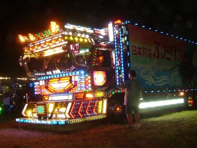 В Японии провели благотворительный съезд "световых грузовиков"