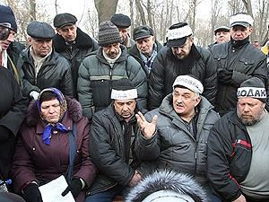 Нардеп призывает киевлян погреть "чернобыльцев" Нардеп призывает киевлян погреть "чернобыльцев"