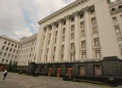 Под окнами Януковича трое людей агитируют за Таможенный союз Под окнами Януковича трое людей агитируют за Таможенный союз