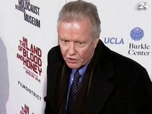 Батько Анджеліни Джолі прибув на показ режисерського проекту доньки Батько Анджеліни Джолі прибув на показ режисерського проекту доньки