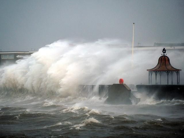 Великобританию охватил рекордный шторм Великобританию охватил рекордный шторм