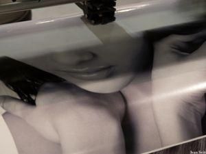 У бажанні помститись, чоловік розклеював фото голої жінки У бажанні помститись, чоловік розклеював фото голої жінки