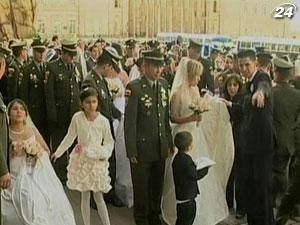 У столиці Колумбії Боготі водночас одружились 97 пар поліцейських У столиці Колумбії Боготі водночас одружились 97 пар поліцейських