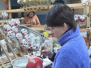 Новогодние украшения изготавливают на протяжении года Новогодние украшения изготавливают на протяжении года