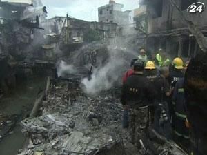 На Филиппинах самолет врезался в здание школы