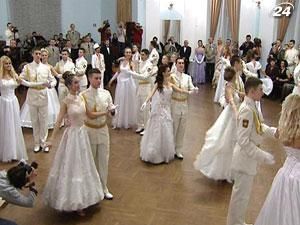 У військовому ліцеї влаштували "Кадетський бал" У військовому ліцеї влаштували "Кадетський бал"