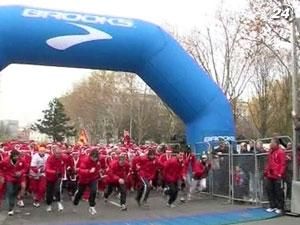 Париж прийняв щорічний благодійний забіг Санта Клаусів Париж прийняв щорічний благодійний забіг Санта Клаусів