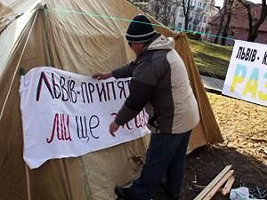 Во Львове "чернобыльцы" на 10 минут перекрыли движение на центральной улице