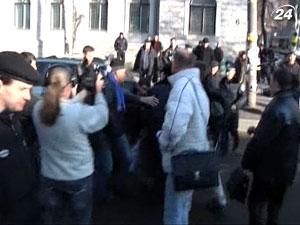 После суда "левые" бросили в подсудимых тризубовцев яйцо После суда "левые" бросили в подсудимых тризубовцев яйцо