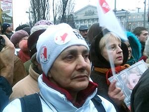 Біля Апеляційного суду вже зібрались прихильники Тимошенко. Самої екс-прем’єра поки немає
