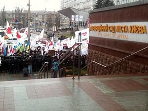 Тимошенко не приїде. Три тисячі її прихильників намагаються прорватись у суд (ФОТО) Тимошенко не приїде. Три тисячі її прихильників намагаються прорватись у суд (ФОТО)