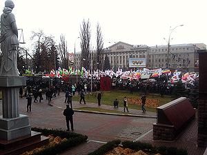 Біля Апеляційного суду людей штовхають під колеса машин Біля Апеляційного суду людей штовхають під колеса машин