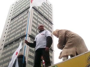 У Києві прихильники Тимошенко окуповують малі архітектурні форми (ФОТО) У Києві прихильники Тимошенко окуповують малі архітектурні форми (ФОТО)