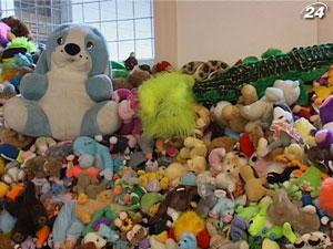 На фабрике Св. Николая кипит работа - пакуют подарки