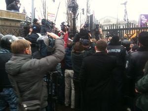 Адвокат Сірий через перешкоди потрапив на засідання Адвокат Сірий через перешкоди потрапив на засідання