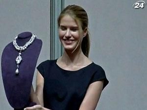 В Нью-Йорке за рекордную сумму продали драгоценности Элизабет Тейлор В Нью-Йорке за рекордную сумму продали драгоценности Элизабет Тейлор